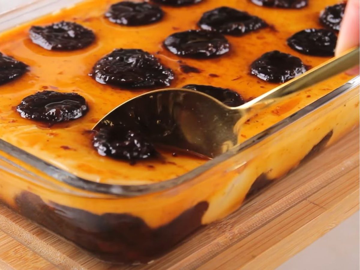 Receita de Manjar de Coco com Calda de Ameixa na Travessa