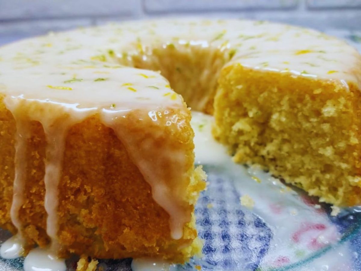 Receita de Bolo amanteigado com cobertura de limão irresistível