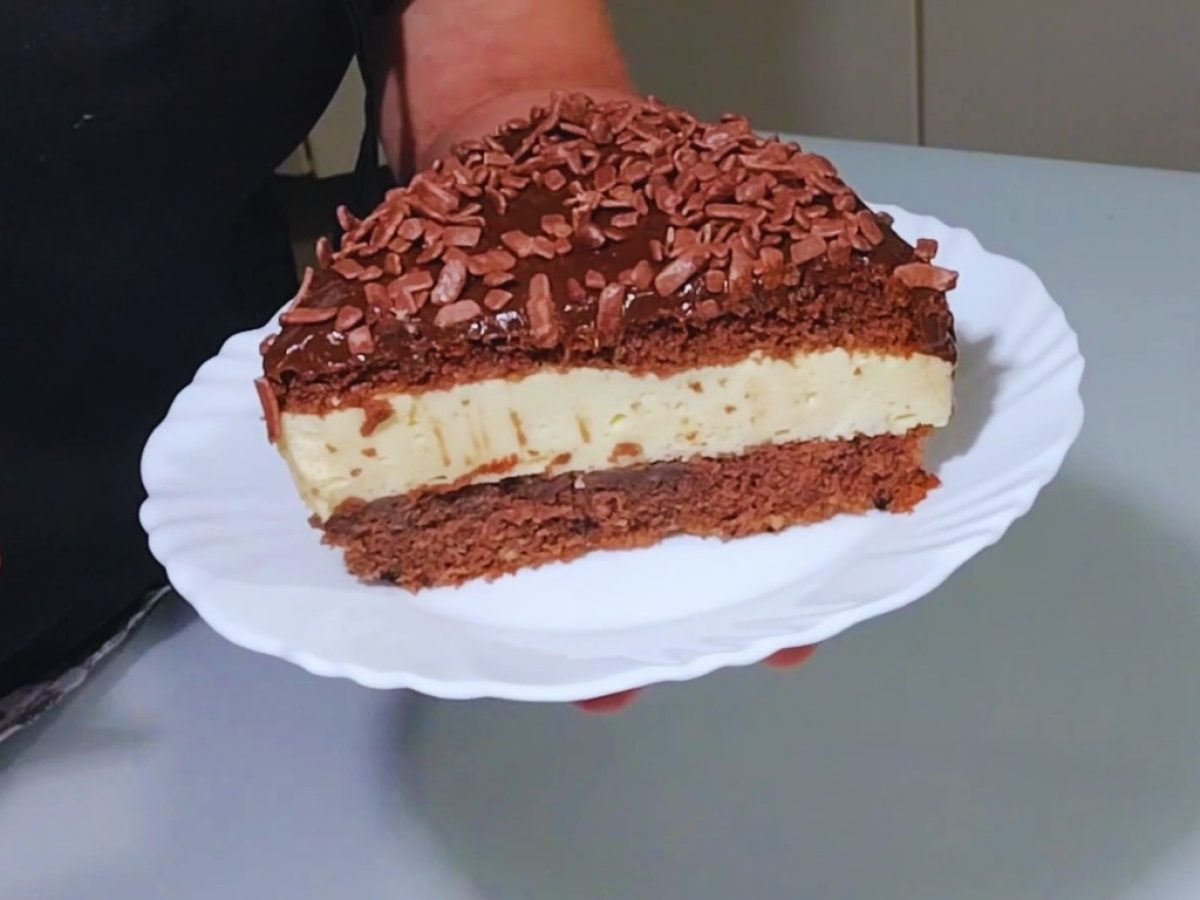 Receita de Bolo de chocolate com mousse de maracujá tão cremoso que parece de confeitaria