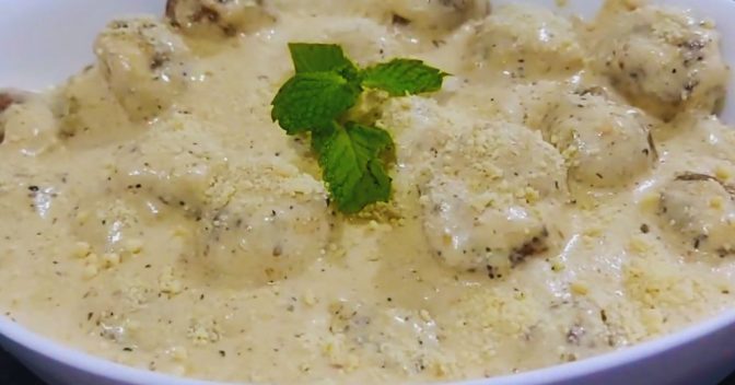 Pratos: Receita de almôndega ao molho branco fácil que derrete na boca