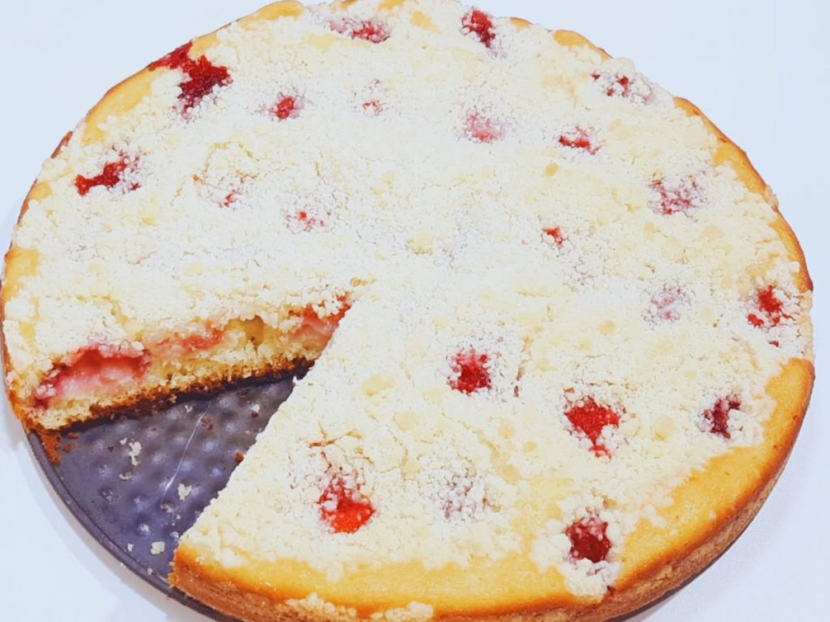 Receita de cuca de morango com farofa perfeita que vai impressionar muito