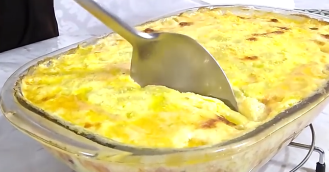 Pratos: Batata recheada na travessa: o almoço mais fácil e gostoso que você já fez