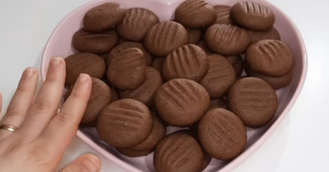 Doces: Receita de biscoito amanteigado de chocolate que derrete na boca