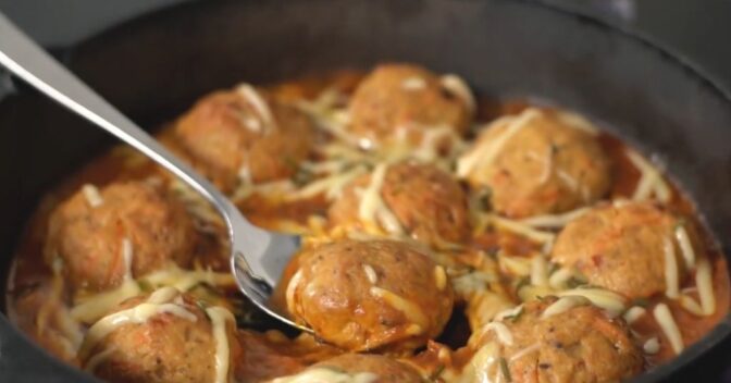 Pratos: Receita de Almôndegas de frango ao molho simples