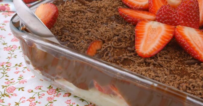 Doces: Receita de Bombom de Morango na Travessa Pronto em Minutos
