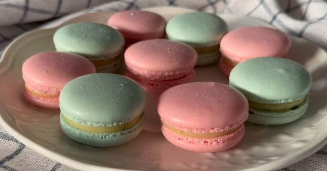 Doces: Receita de Macarons Perfeitos com um Segredo Simples para Não Errar