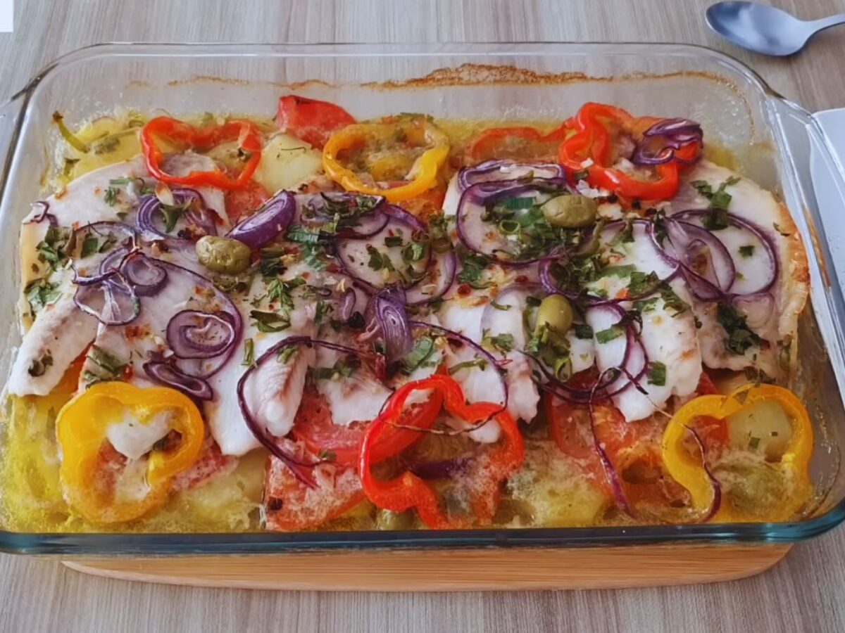 Receita de filé de traíra assado no forno com batatas para um almoço especial