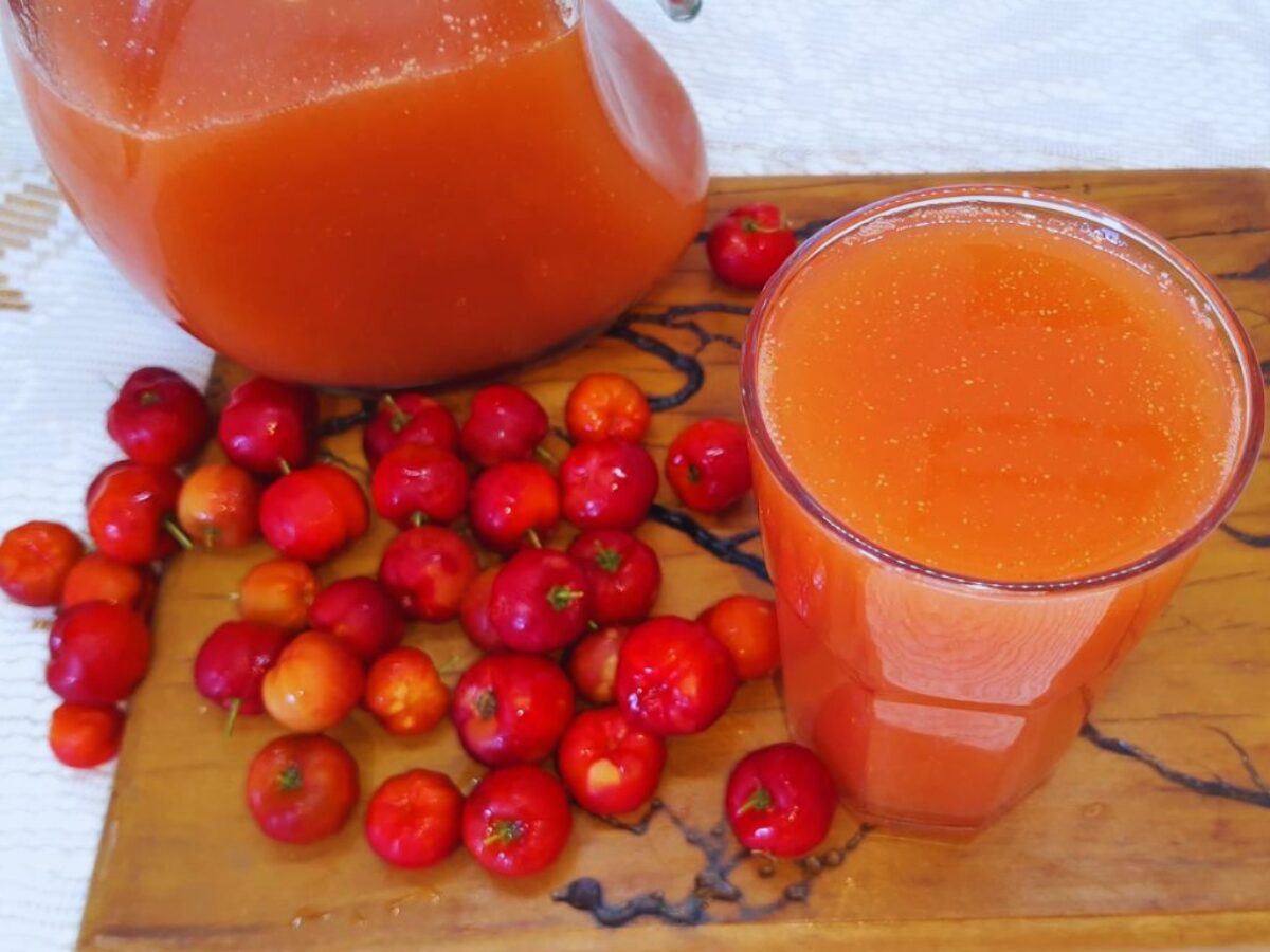 Receita de suco de acerola no liquidificador: como fazer do jeito certo