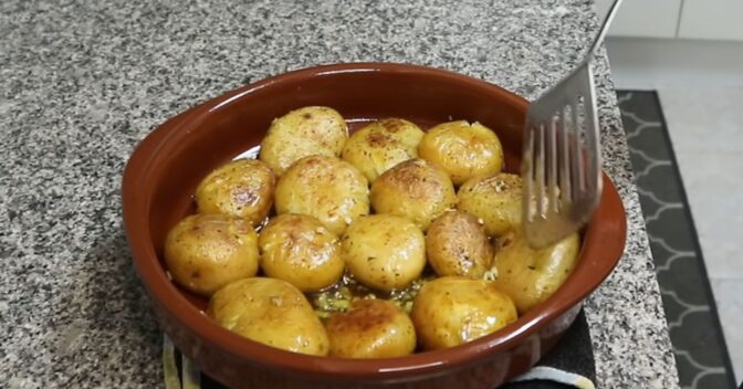 Acompanhamentos: Batata a murro portuguesa: o segredo para deixar dourada e crocante