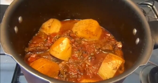 Carnes: Carne guisada com batata: esse molho fica tão bom que você vai querer repetir