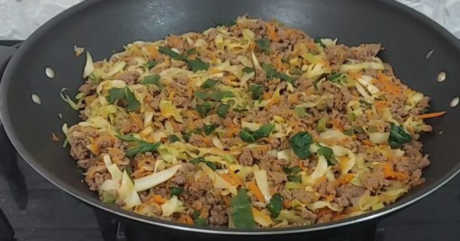 Pratos: Como fazer carne moída com repolho que vira refeição completa em 25 minutos