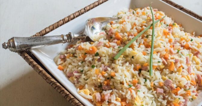 Pratos: Receita de Arroz Chop Suey caseiro que fica soltinho e perfeito em 20 minutos