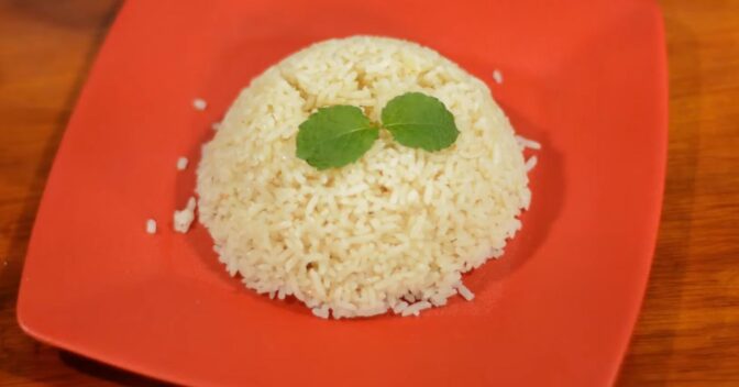 Pratos: Receita de arroz alho e óleo com uma técnica que faz toda diferença no preparo