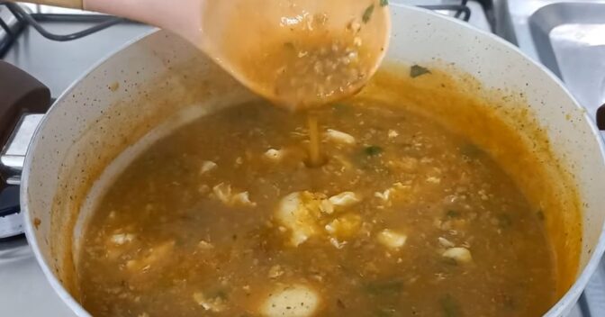 Pratos: Receita de caldo com ovo e carne moída que fica pronto rapidinho