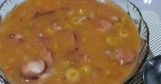 Pratos: Receita de caldo de batata com calabresa que aquece a alma no inverno
