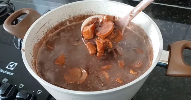 Pratos: Receita de feijão com bacon e calabresa que fica igual de restaurante