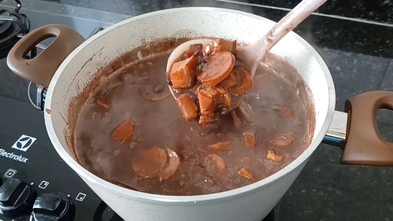 Receita de feijão com bacon e calabresa que fica igual de restaurante 