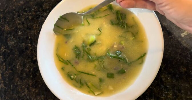 Pratos: Receita de sopa de fubá com couve: pronta em 15 min e não empelota nunca