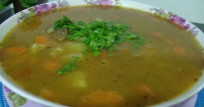 Pratos: Receita de sopa de músculo com legumes que aquece a alma no inverno