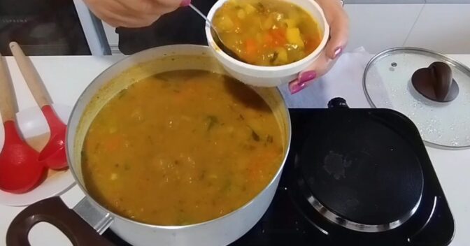 Pratos: Sopa de feijão cremosa com legumes que aquece o coração no inverno