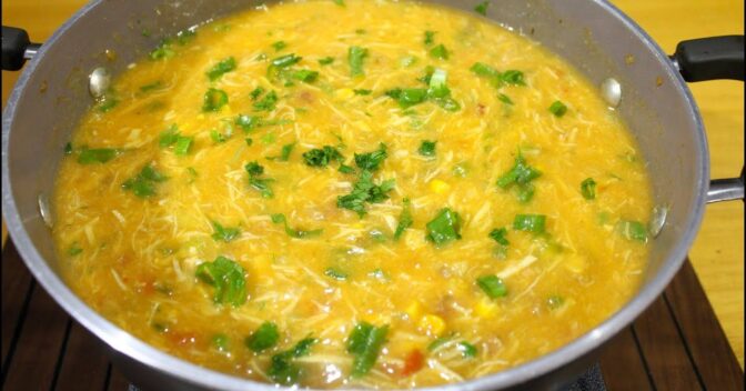 Pratos: Caldo de frango simples caseiro: esse truque muda tudo na cozinha