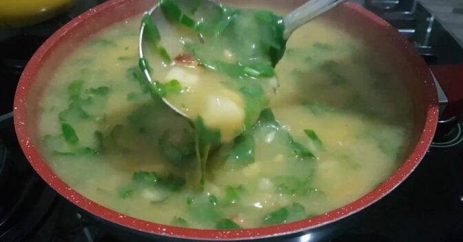 Pratos: Caldo de mandioca cremoso com couve: receita caseira que aquece a alma