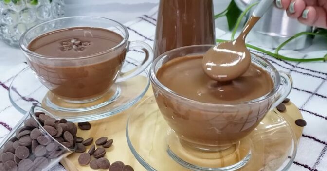 Drinks: Chocolate quente caseiro que usa barra de chocolate e fica cremoso demais