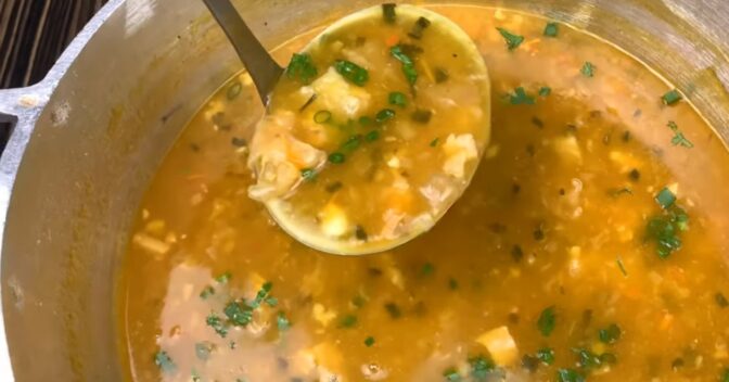 Pratos: Como fazer caldo de mocotó caseiro que fica pronto em 50 minutos de cozimento