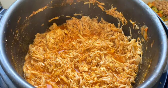 Carnes: Como fazer frango desfiado cremoso que pode virar até patê para pão