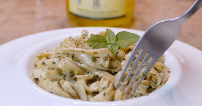 Molhos: Como fazer molho pesto caseiro em 20 minutos com apenas 5 ingredientes