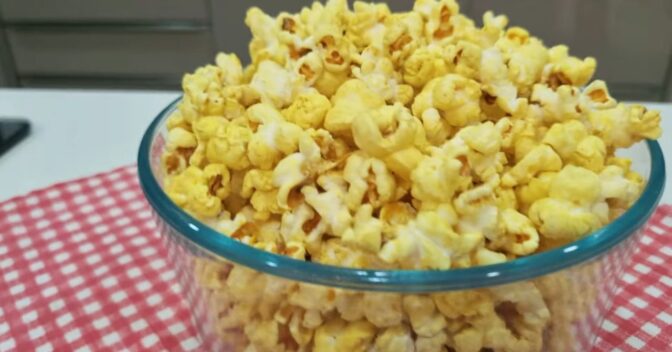 Entradas e Petiscos: Como fazer pipoca de cinema em casa com um truque simples e barato