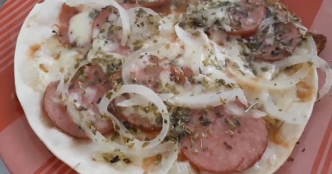 Lanches: Como fazer pizza na frigideira com massa de pastel; não tem erro