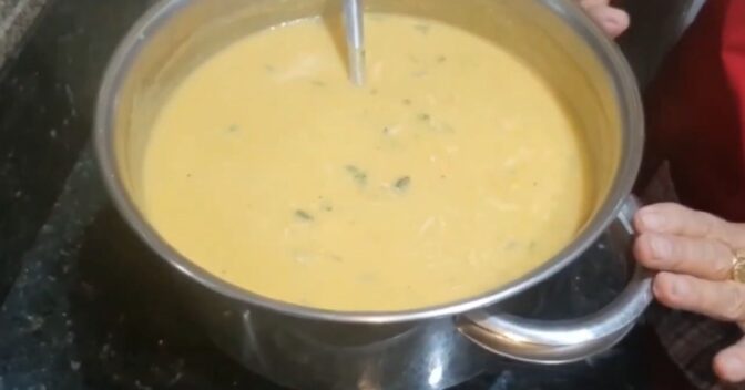 Pratos: Consomê de frango com macarrão: o caldo aveludado que é sucesso em festas