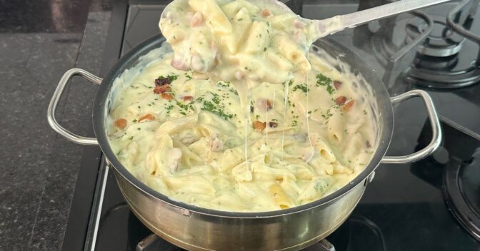 Massas: Macarrão cremoso com batata e bacon que vai virar tradição na sua casa