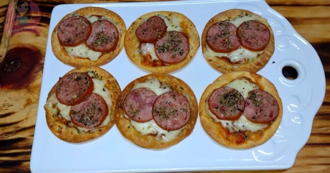 Entradas e Petiscos: Mini pizza de massa de pastel: jeito mais fácil e rápido que você já viu
