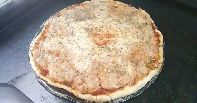 Massas: Pizza de linguiça toscana com massa caseira que fica crocante de verdade