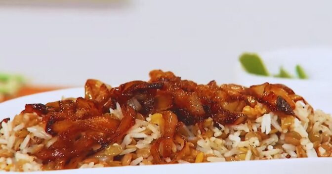 Pratos: Receita de arroz com lentilha e cebola caramelizada que surpreende no sabor