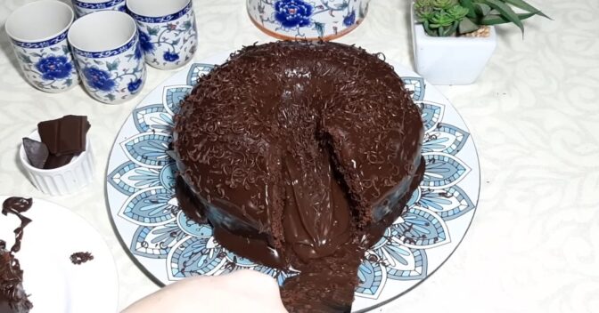 Bolos: Receita de Bolo vulcão de chocolate sem batedeira que fica tudo cremoso
