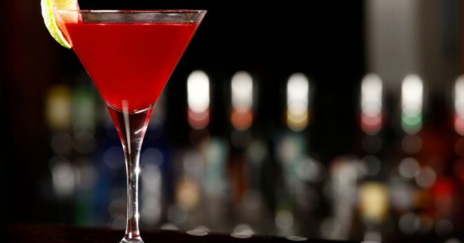 Drinks: Receita de Cosmopolitan para preparar esse drink delicioso em casa