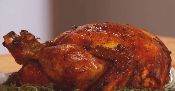 Pratos: Receita de Frango Assado no Forno Suculento e Crocante