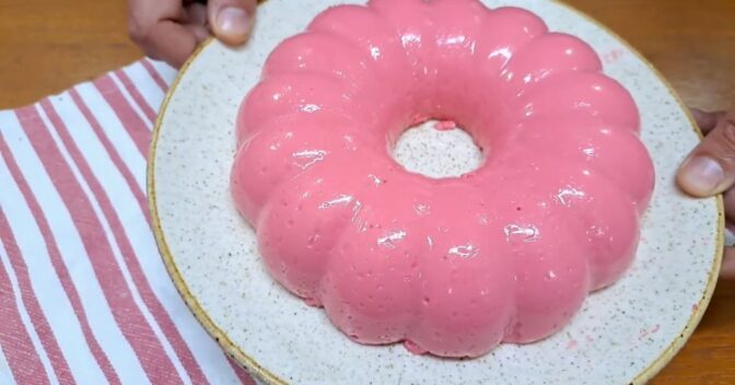 Sobremesas: Receita de Pudim de morango cremoso: fica pronto em 4 passos simples