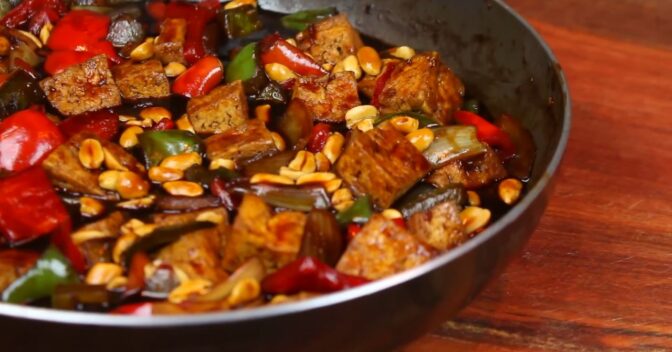 Pratos: Receita de Tofu xadrez vegano que imita o sabor original do frango