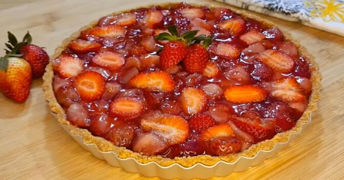 Sobremesas: Receita de Torta de morango com Maizena: a sobremesa mais cremosa e fácil