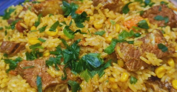 Pratos: Receita de arroz de costela que é fácil e todo mundo vai amar