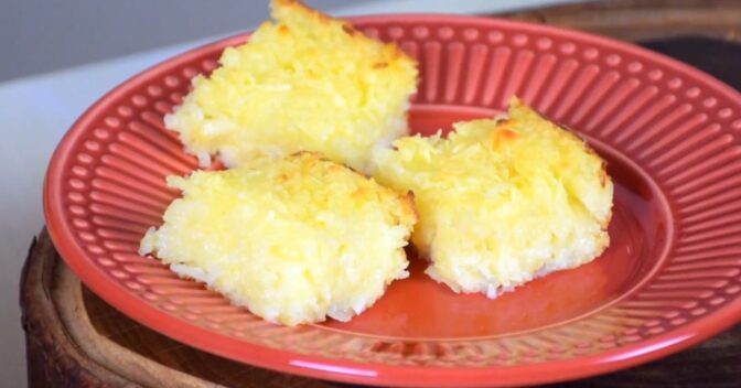 Bolos: Receita de bolo de mandioca com queijo que fica molhadinho e sem glúten