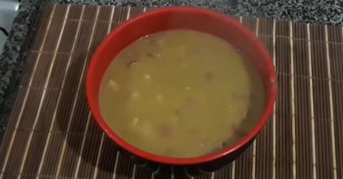 Molhos: Receita de Caldo de Ervilha com Bacon e Calabresa para Dias Frios