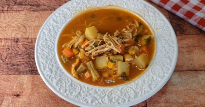 Pratos: Receita de canja de galinha com arroz e legumes que aquece a alma e cura resfriado