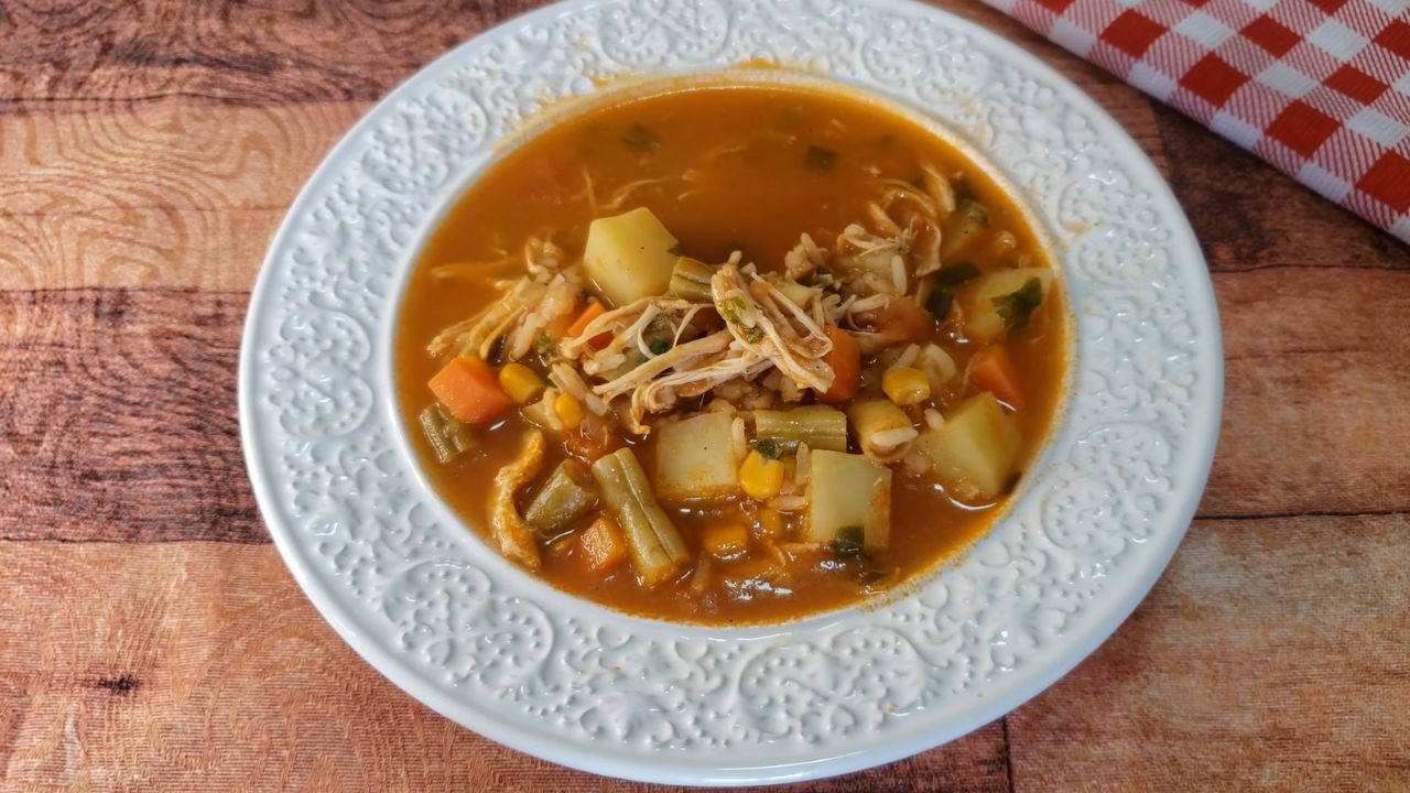 Receita de canja de galinha com arroz e legumes que aquece a alma e cura resfriado 