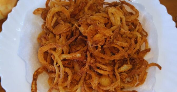 Acompanhamentos: Receita de cebola crispy feita em casa para pratos mais crocantes