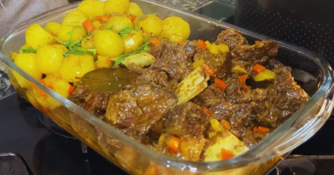 Carnes: Receita de costela com batata e agrião; prato que está com tudo